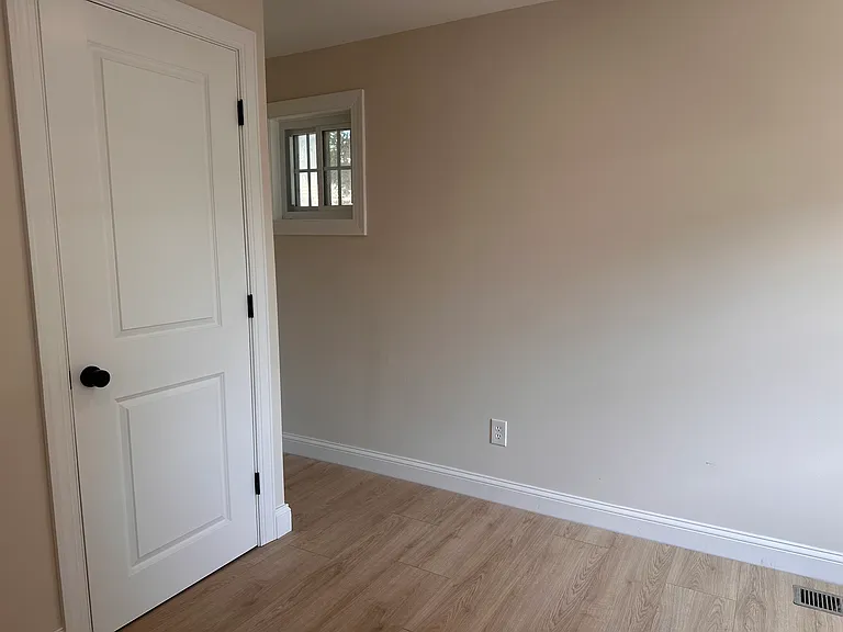 80 Holland Ave — Photo 5