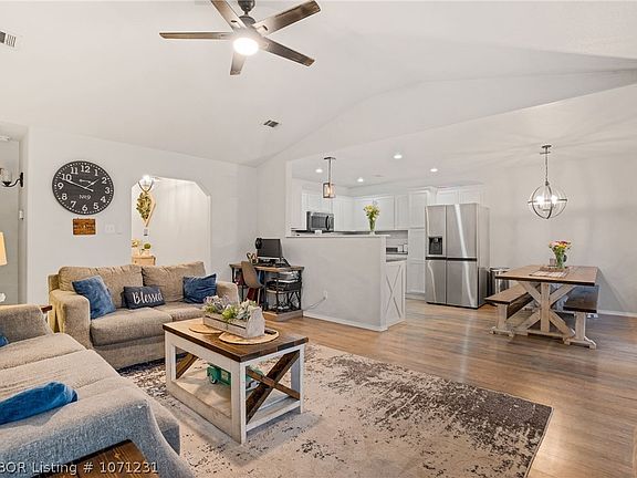 4th image of 1809 Forest Oaks Dr