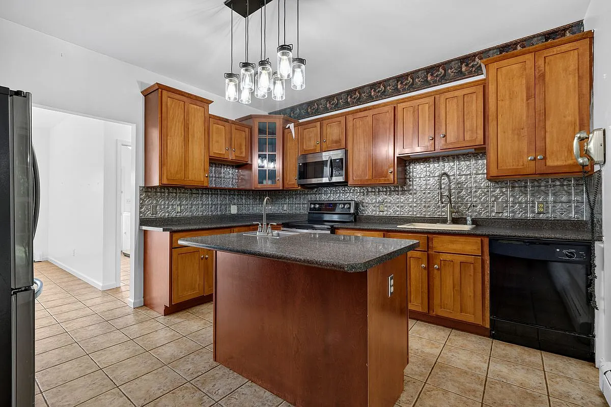 6 bed, 6.0 bath, 5500 sqft, $3,600 — Photo 3