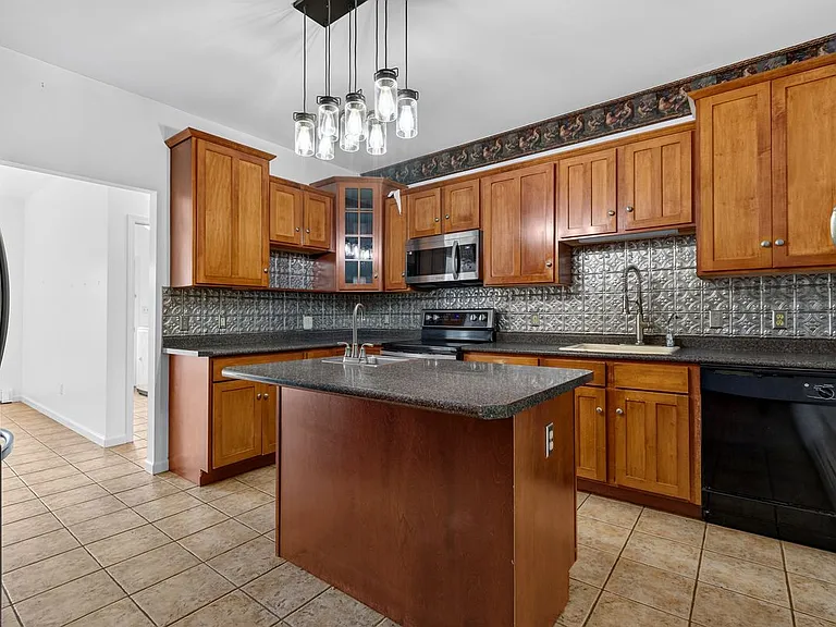 7 Van Keuren Ave — Photo 3