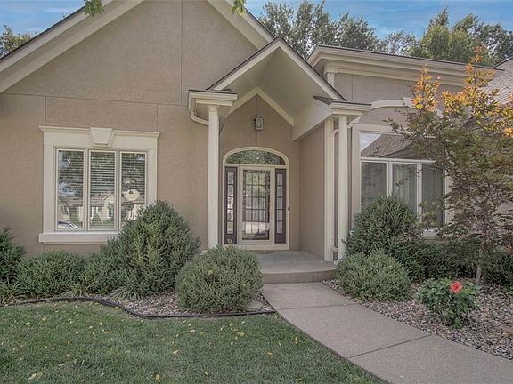 2nd image of 425 NE Thornberry Pl