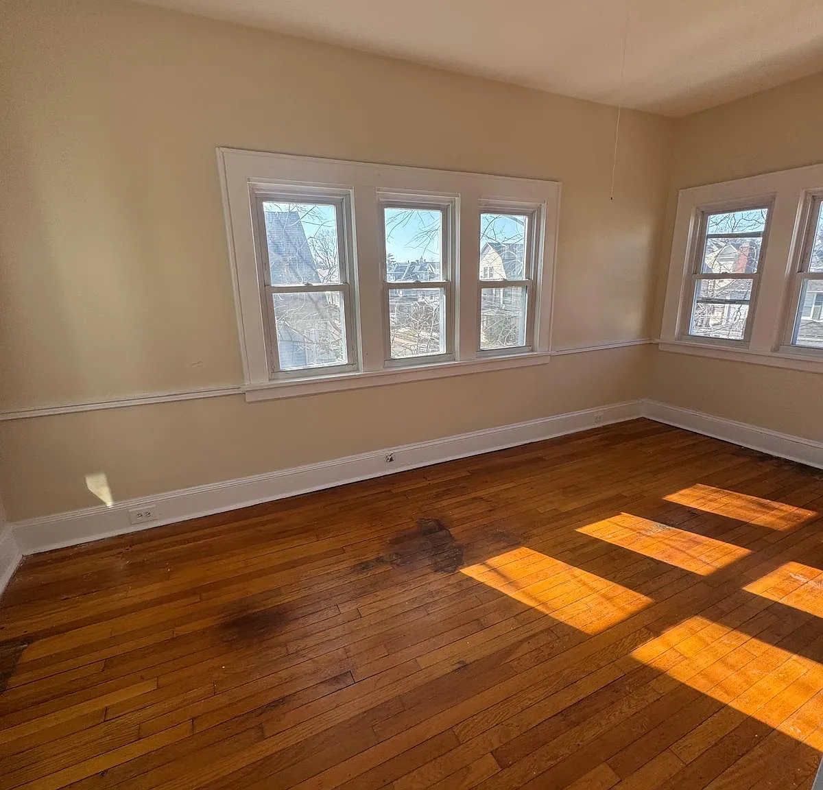 4 bed, $3,000 — Photo 1