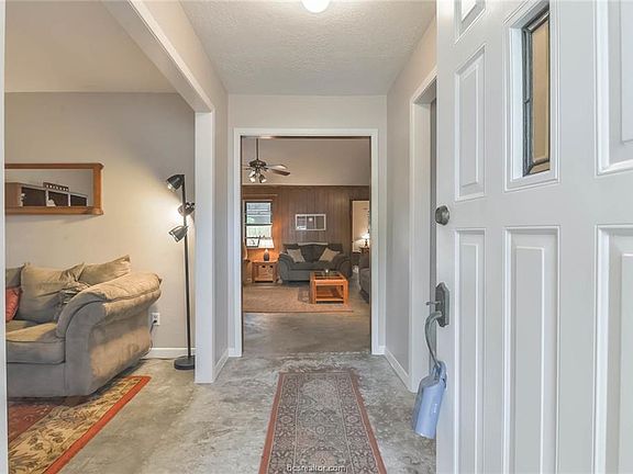 4th image of 909 N Amy Dr