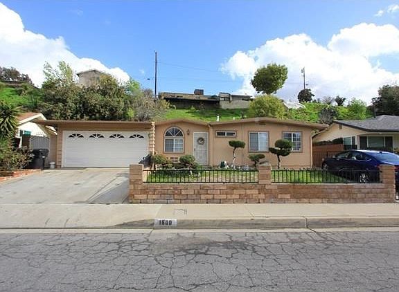 2nd image of 1600 Loma Verde St