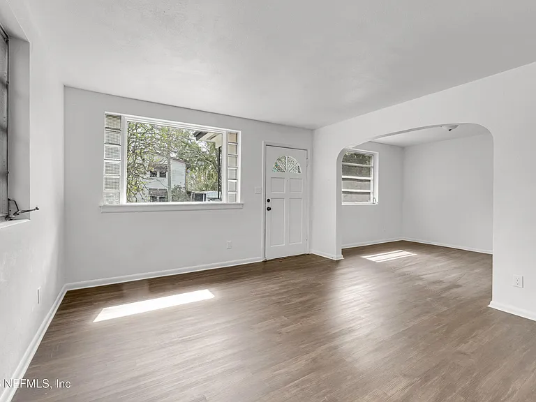 503 W 16th St — Photo 5