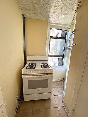 5th image of 322 E 126th St APT 17A