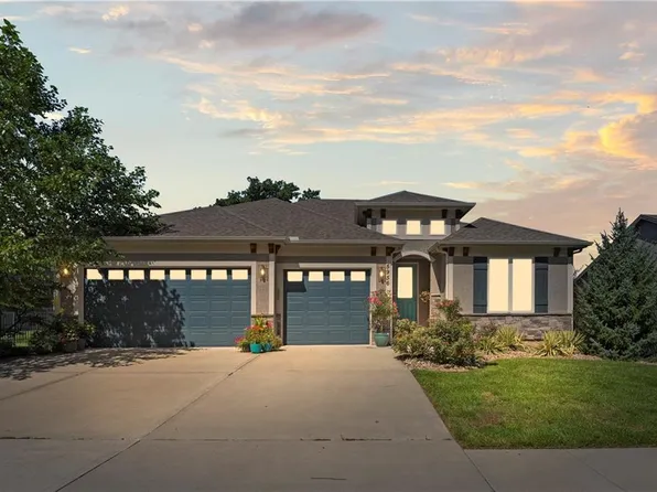 5956 S National Dr, Parkville, MO 64152