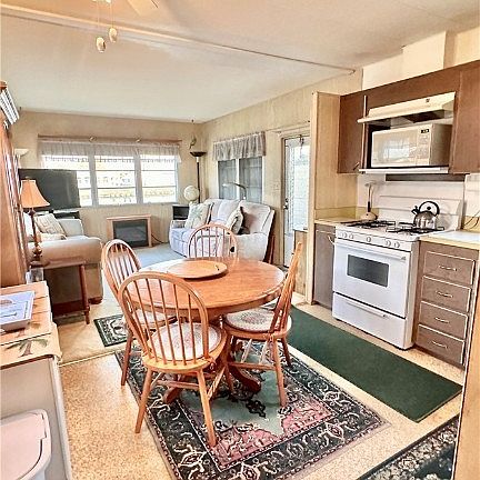 3rd image of 8 W Palm Cir