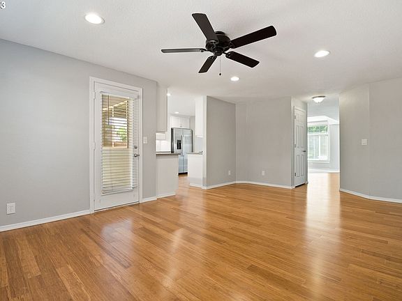 3rd image of 601 NE Countryside Dr