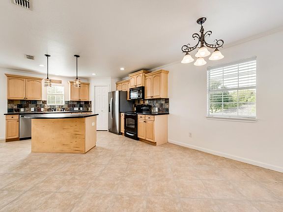 4th image of 633 Rose Garden Dr