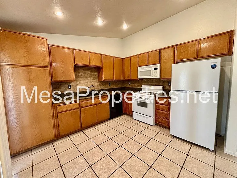 14145 Heritage Ct — Photo 8