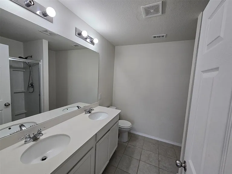1126 Ainsley Ln — Photo 7