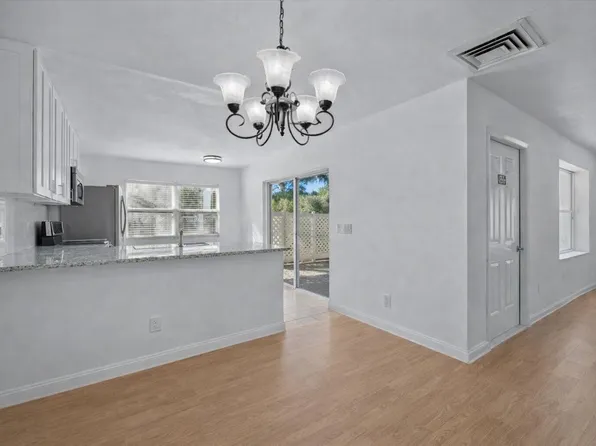 1945 Stratford Way, West Palm Beach, FL 33409