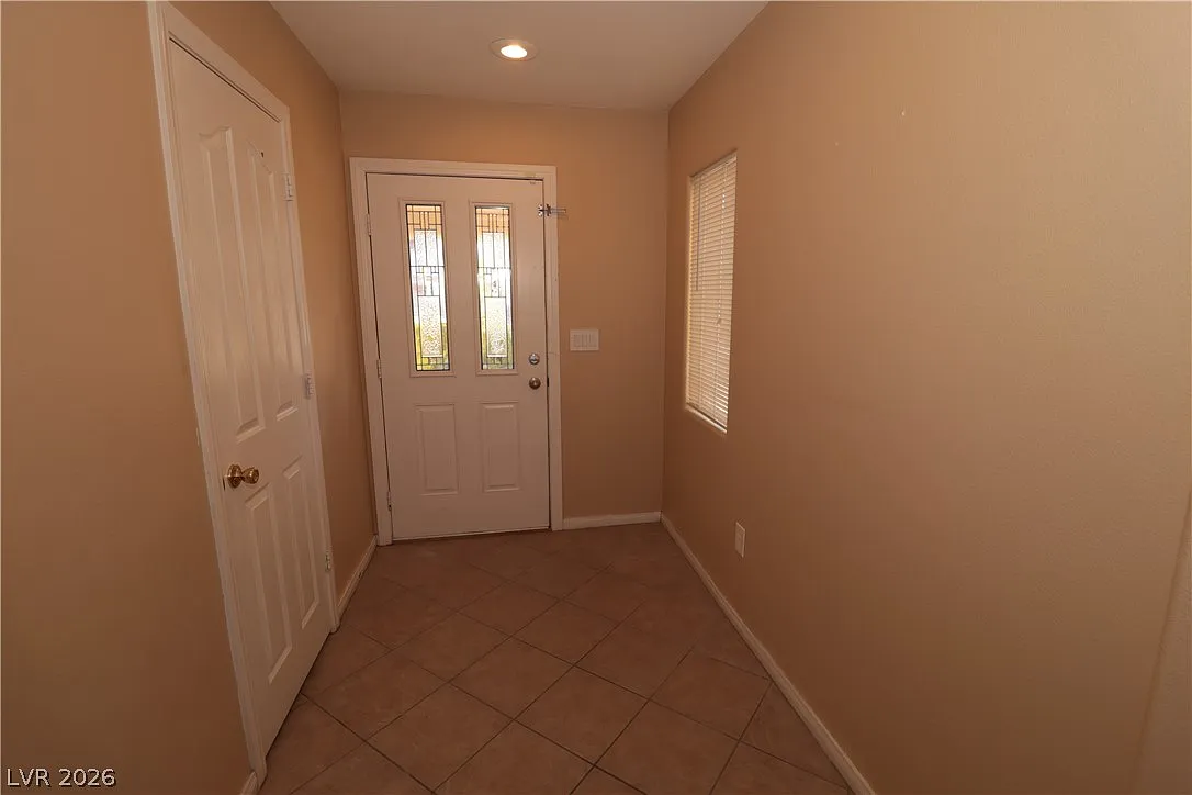 3 bed, 3.0 bath, 1622 sqft, $2,000 — Photo 2