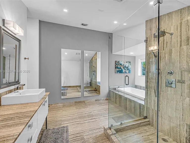 1511 NE 4th Pl #0 — Photo 9