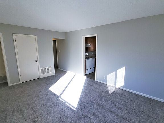 3rd image of 372 26th Ave SW