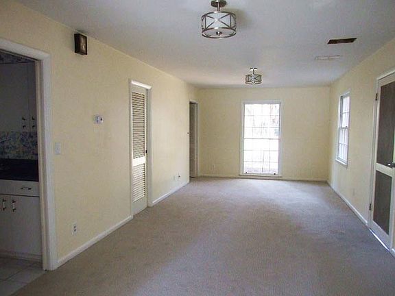 4th image of 831 N Riverview Dr