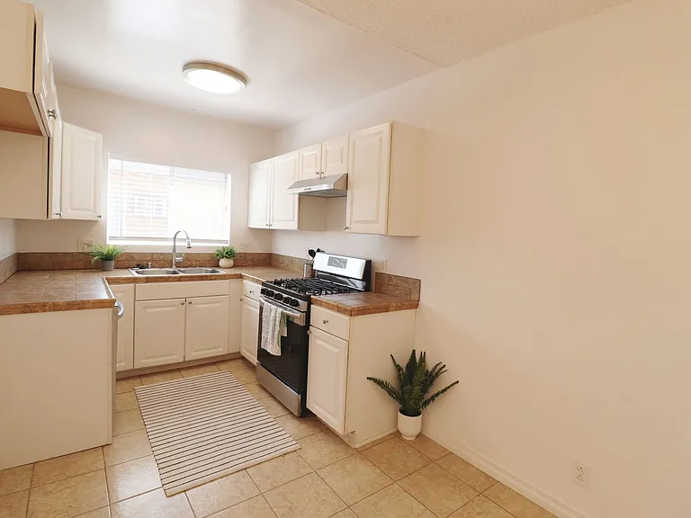 2 Weeks Free! Remodeled 1-Bedroom — Photo 34