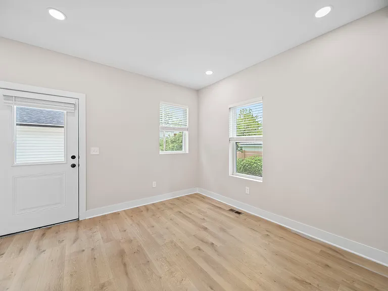 2589 Dayton Ave — Photo 18