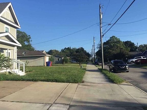 Exterior Neighborhood (street photo)