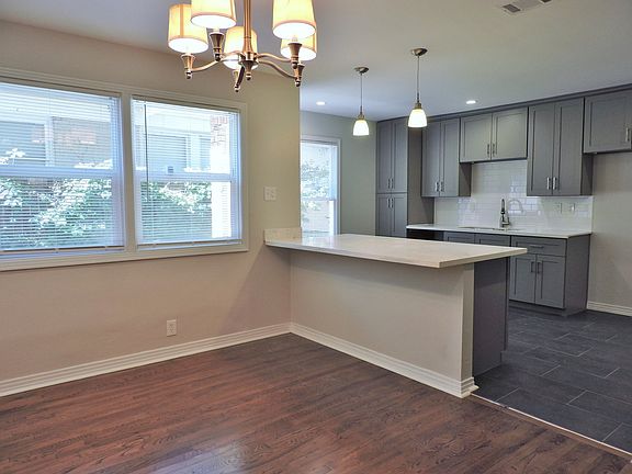 5th image of 2309 Pembroke Dr Unit B
