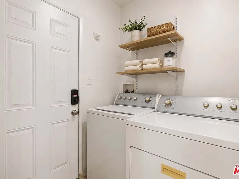 6033 Fallbrook Ave — Photo 10