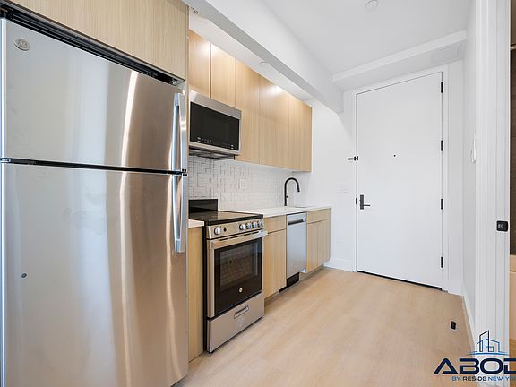 3rd image of 102 E 53rd St #7C