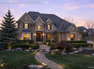 3575 Royal Berkshire Ln, Oakland, MI