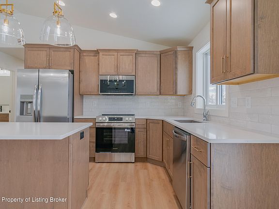 5th image of 209 15th Ave E
