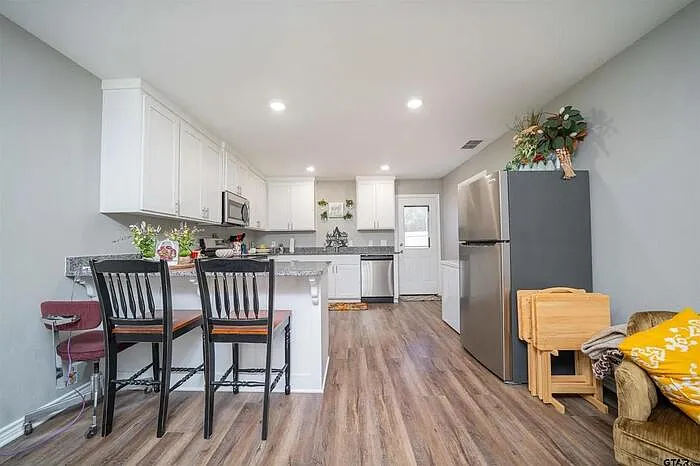2 bed, 1.0 bath, 900 sqft, $1,200 — Photo 2