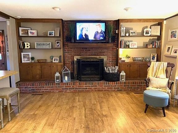 3rd image of 521 McDowell Dr