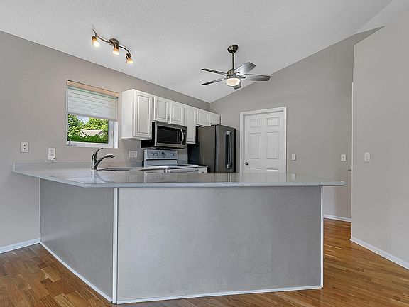 4th image of 900 Golden Pond Ct