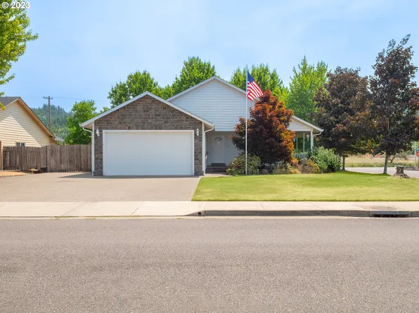 206 Clear Lake St, Oakland, OR 97462