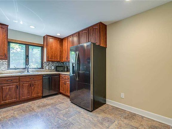 5th image of 34 High Oak Ct