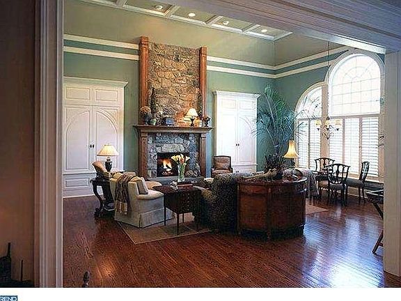 4th image of 2 Wooded Creek Cir