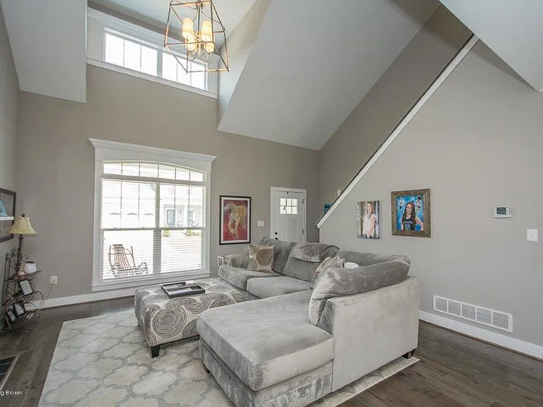 1704 Coral Ct — Photo 3
