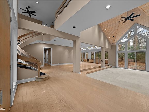 4th image of 90 Easton Ln