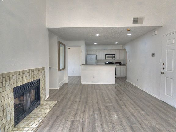 5th image of 9827 Walnut St #205