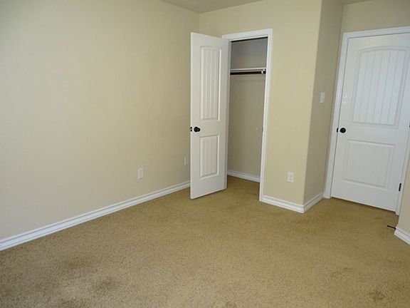 3rd image of 7002 Lakeview Dr #101