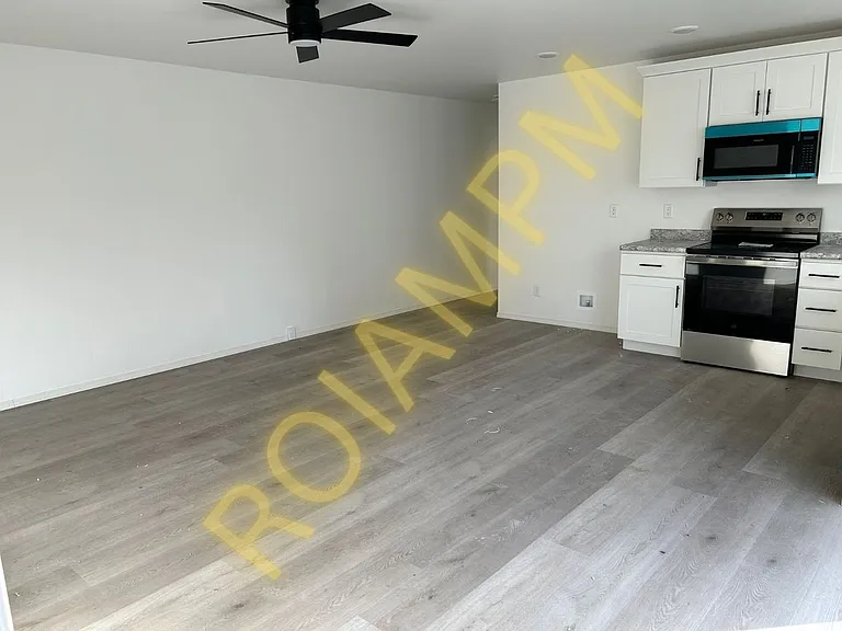 325 W Avenue F — Photo 10