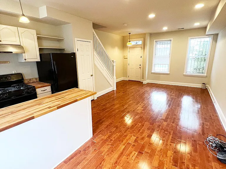 770 Columbia Rd NW — Photo 3