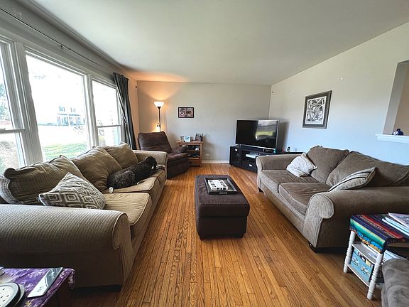 2nd image of 305 Pebblecreek Dr