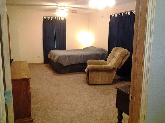 5th image of 702 E Elm St