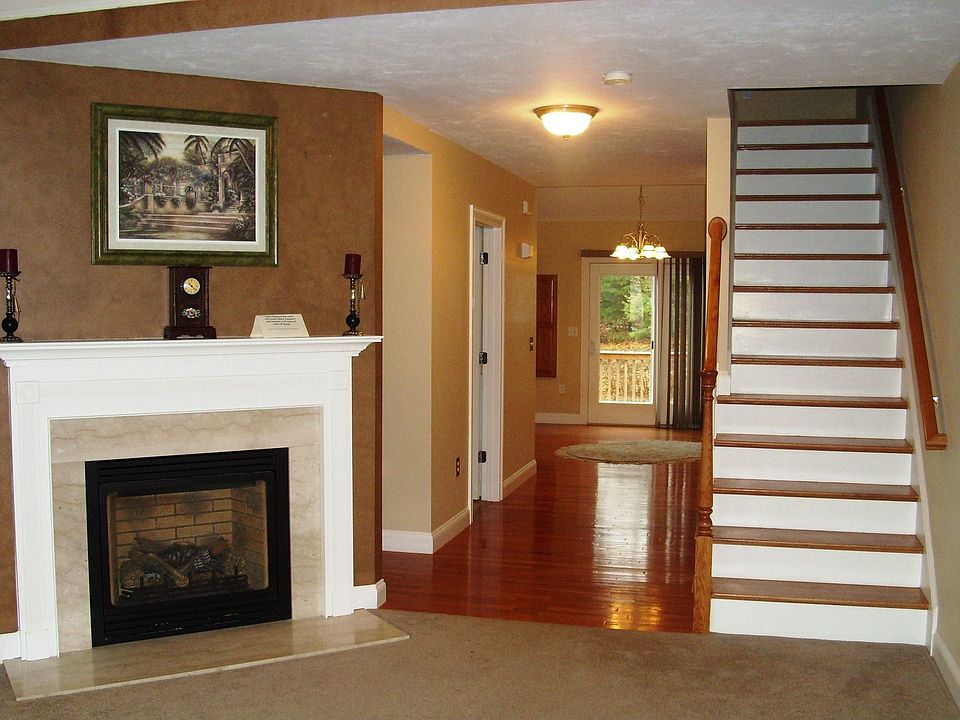 Living Room w/gas fireplace