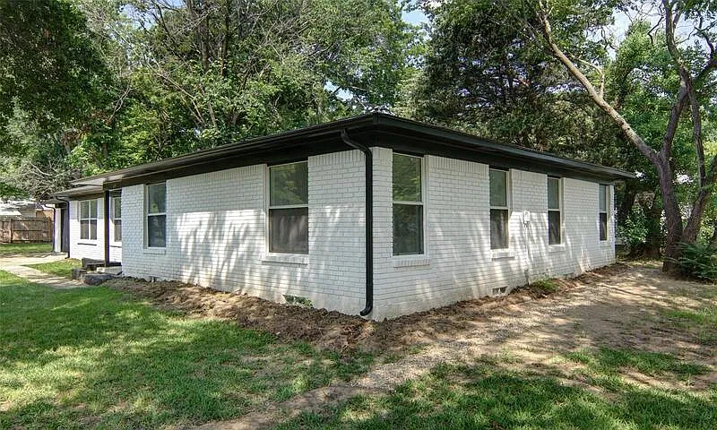 3 bed, 2.0 bath, 1593 sqft, $2,100 — Photo 2