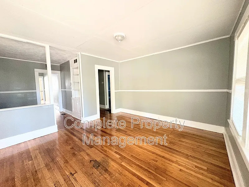 3 bed, 2.0 bath, 1300 sqft, $1,200 — Photo 2