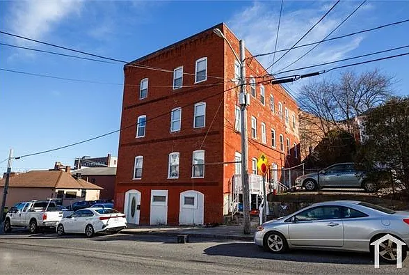 3 bed, 900 sqft, $1,950 — Photo 2