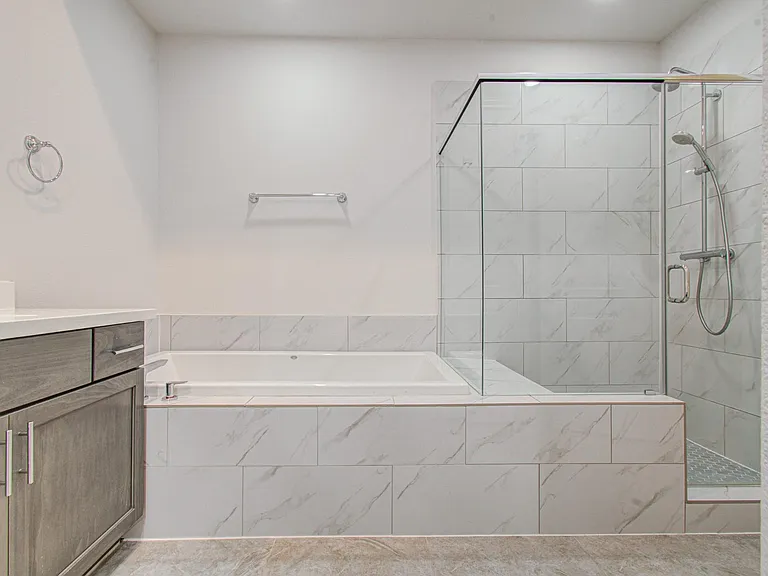 9532 London Bridge Sta — Photo 33