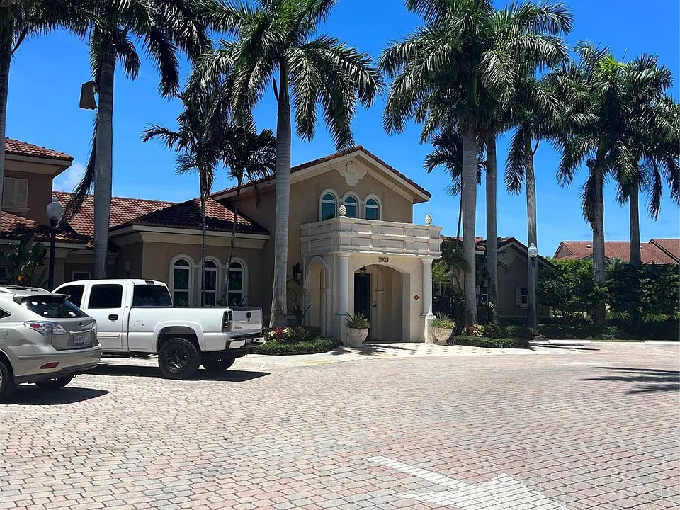 903 Villa Cir #903