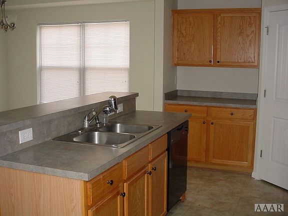 3rd image of 108 Winborne Ln